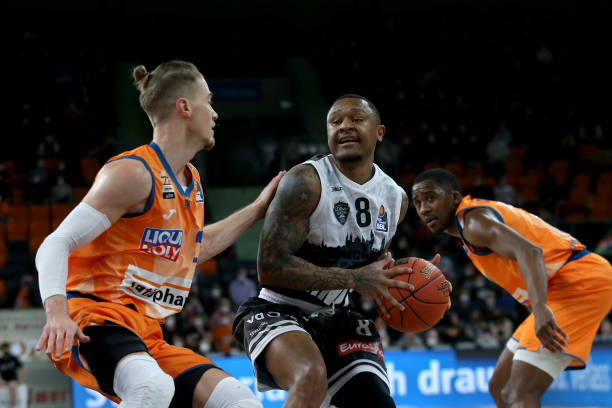 赢了赢了！37分对飙34分！东契奇打崩杨瀚森大哥